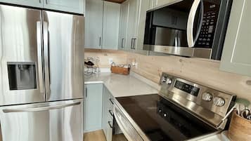 Villa, 3 Bedrooms | Private kitchen | Oven, coffee/tea maker, toaster