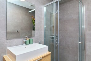 Apartment (1 Bedroom) | Bathroom | Shower, towels - Hedera Estate, Hedera A60 (Dubrovnik)