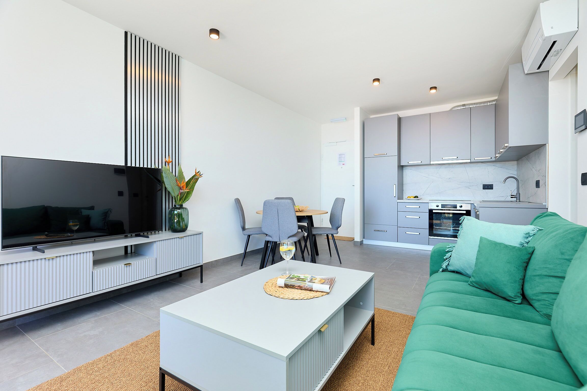 아파트 (1 Bedroom) | 거실 | 케이블 채널 시청이 가능한 123cm 스마트 TV