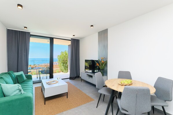 Lejlighed (1 Bedroom) | Stue | 123-centimeters smart-tv med kabelkanaler