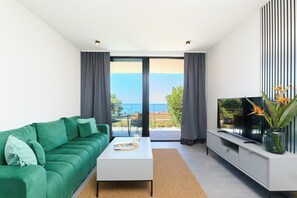 Lejlighed (1 Bedroom) | Stue | 123-centimeters smart-tv med kabelkanaler