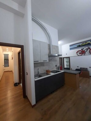 Kühlschrank, Mikrowelle, Kaffeemühle, Kochgeschirr/Geschirr/Besteck