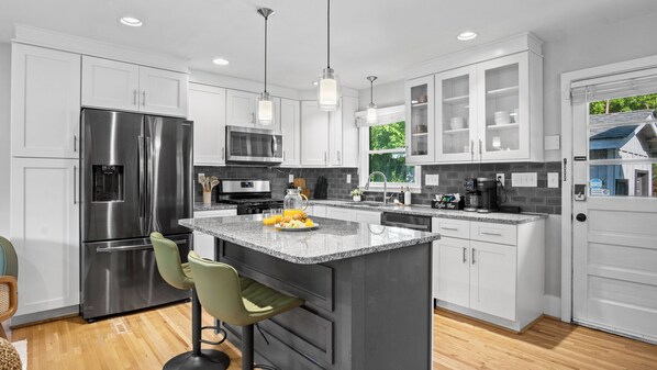 Réfrigérateur, micro-ondes, four, plaque de cuisson