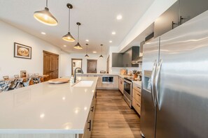 Refrigerador, microondas, horno, placa de cocina