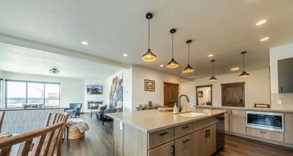 Downtown Penthouse Condo – For 4!