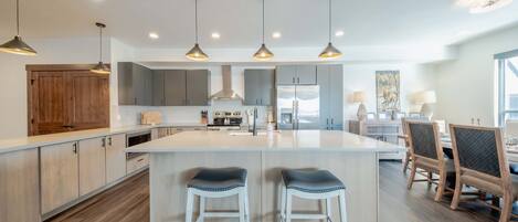 Kjøleskap, mikrobølgeovn, ovn og kokeplater