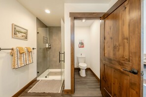 Regadera, secadora de cabello, toallas 