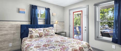 Casa, varias camas, patio (Bass Point Bliss) | 2 habitaciones, decoración personalizada y muebles diferentes