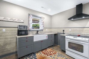 Casa, letti multipli, patio (Bass Point Bliss) | Cucina privata | Frigorifero, microonde, forno, piano cottura