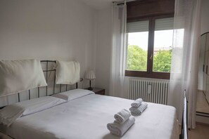 2 bedrooms, iron/ironing board, free WiFi