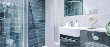 Douche, séchoir à cheveux, serviettes fournies, savon
