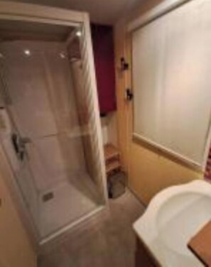 Shower, hair dryer, toilet paper