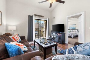 3 bedrooms, iron/ironing board, travel cot, WiFi - The Joyful Getaway – For 8! (Branson)