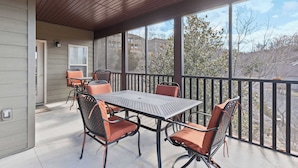 Outdoor dining - The Nest on Birdie Lane - For 8! (Branson West)