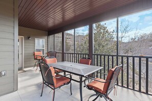 Outdoor dining - The Nest on Birdie Lane – For 8! (Branson West)