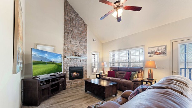 TV, fireplace - The Nest on Birdie Lane - For 8! (Branson West)