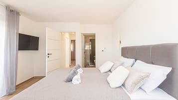 4 bedrooms, iron/ironing board, free WiFi, bed sheets