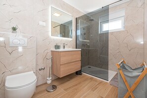Dusche, Haartrockner, Handtücher