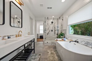 Hair dryer, towels, soap, shampoo - Modern 3BR Decatur Home Near Atlanta (Decatur)