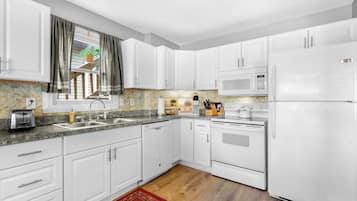 House, Multiple Beds, Patio (Dockside Dream) | Private kitchen | Fridge, microwave, oven, stovetop