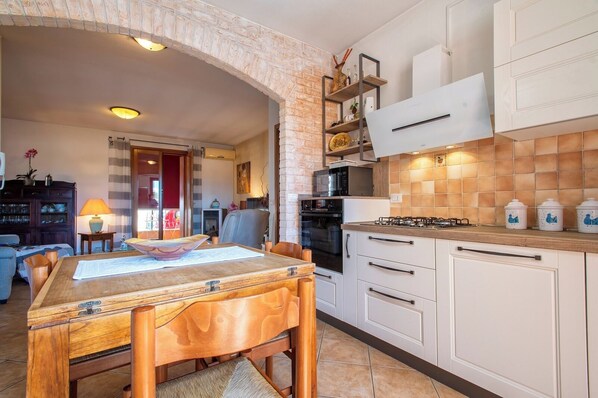 Kühlschrank, Mikrowelle, Ofen, Herdplatte