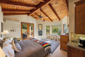 4 bedrooms, iron/ironing board, WiFi, bed sheets - Heart of Oaks Ranch - A Private Hilltop Wine Country Retreat (Sonoma)