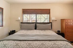 3 bedrooms, iron/ironing board, WiFi, bed sheets - The Wee Hoose (in The Village, spacious and comfy) (Big Bear Lake)