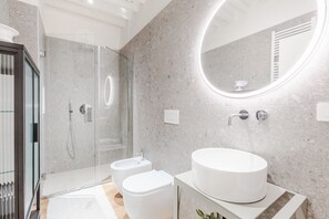 Dusche, Haartrockner, Handtücher