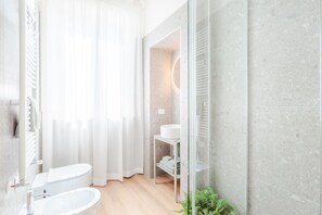 Shower, hair dryer, bidet, towels - 2 Bedrooms Apartment with Elevator in a Smart Location (Lucca)
