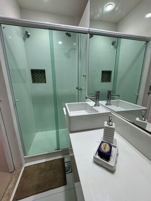 Dusche, Haartrockner, Handtücher