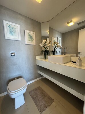 Shower, hair dryer, towels - Ipanema - Cozy Apartment with Beautiful Sea View (Ipanema Rio de Janeiro)