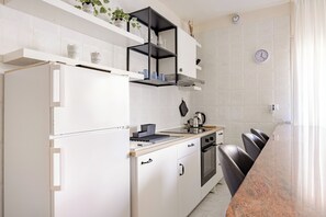 Réfrigérateur, four, plaque de cuisson, cafetière/bouilloire