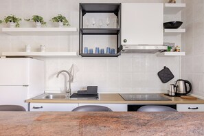 Fridge, oven, stovetop, coffee/tea maker