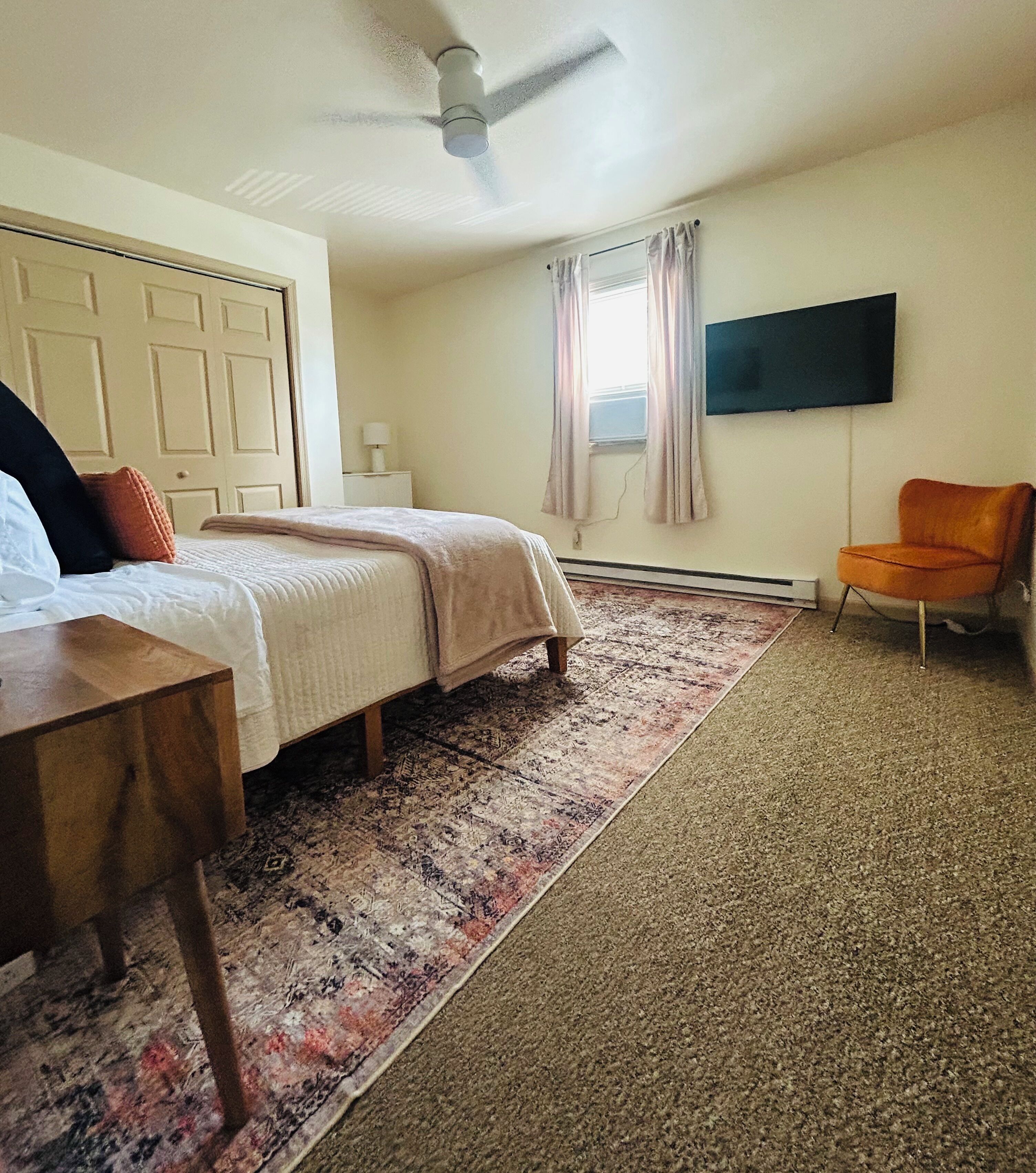 2 slaapkamers, een bureau, een strijkplank/strijkijzer, gratis wifi