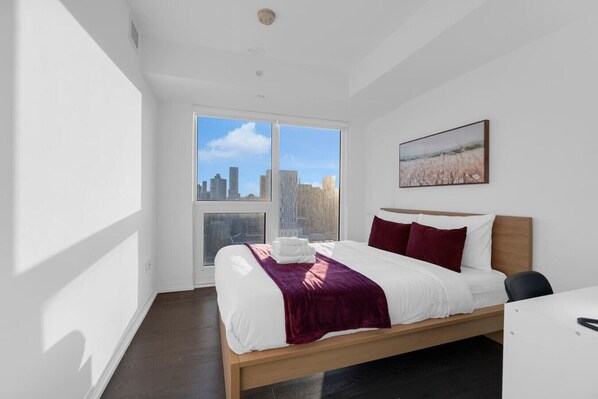 2 soverom, skrivebord, strykejern/-brett og reiseseng for barn