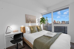 2 dormitorios, escritorio, tabla de planchar con plancha y cuna de viaje