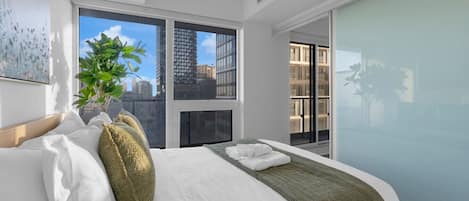 2 chambres, bureau, fer et planche à repasser, lit parapluie