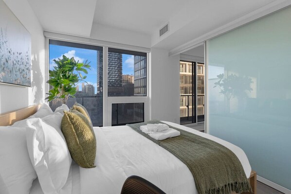 2 soverom, skrivebord, strykejern/-brett og reiseseng for barn