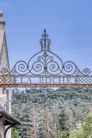Front of property - Château de la Roche (Vourles)