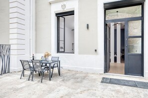 Outdoor dining - Château de la Roche (Vourles)
