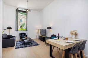 In-room dining - Château de la Roche (Vourles)