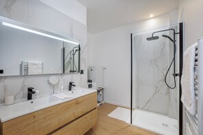 Separate tub and shower, hair dryer, towels, soap - Château de la Roche (Vourles)