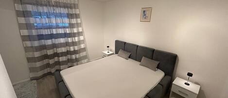 1 chambre, fer et planche à repasser, draps fournis