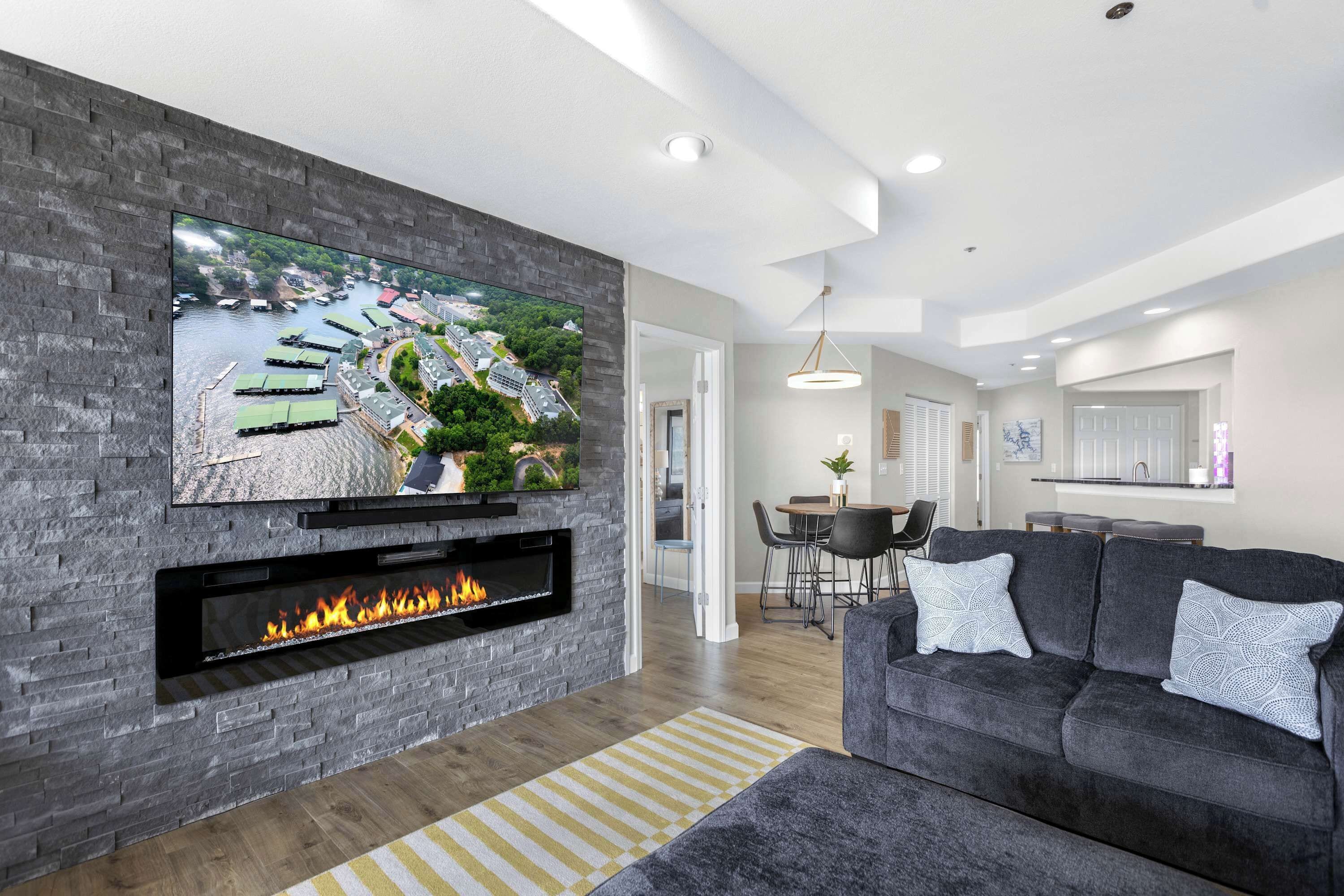 Condo, varias camas, balcón (Emerald Bay Oasis) | Área de sala de estar | Televisión de pantalla plana de 50 pulgadas con canales digitales 