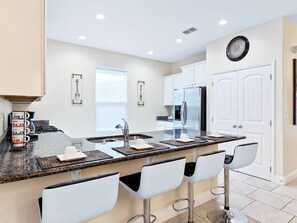 冷蔵庫、電子レンジ、オーブン、コンロ