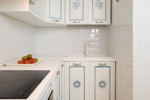 Fridge, microwave, oven, coffee/tea maker