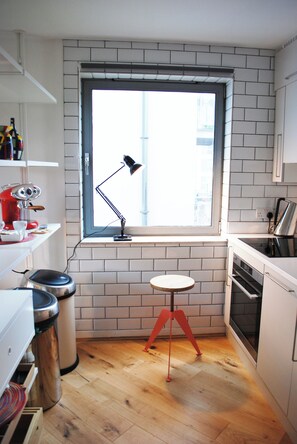 Fridge, oven, dishwasher, coffee/tea maker