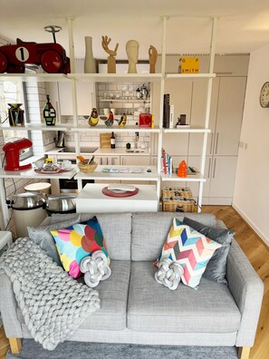 Smart TV, books - GREENWICH LUX STUDIO LONDON. 1-3months+. Central, From GBP288- GBP1620per mth (London)