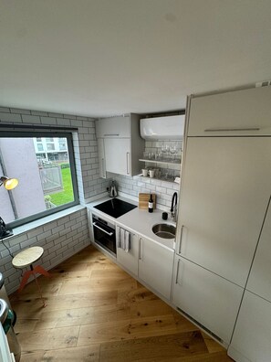 Kühlschrank, Ofen, Geschirrspüler, Wasserkocher mit Kaffee-/Teezubehör