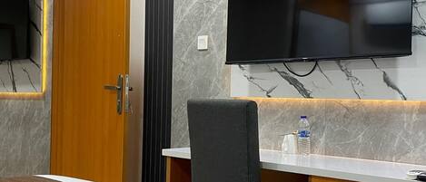 مكتب ومساحة عمل للكمبيوتر المحمول وواي فاي مجانًا